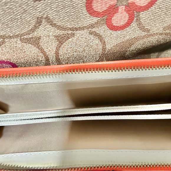 Coach Brown and Tan Shoulder Bag with signature Coach wallet - Picture 2 of 5